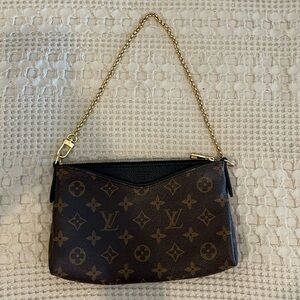 Cross body bag. Can carry it in the chain or with the crossbody strap.